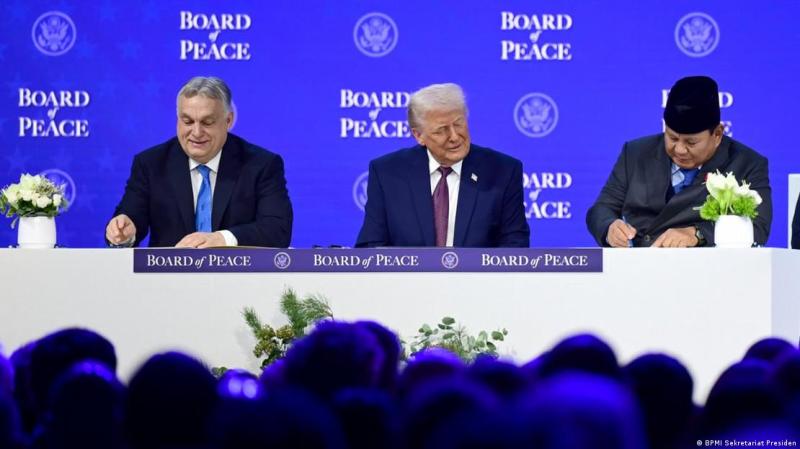 Kryeministri hungarez Viktor Orban, presidentin i SHBA-së Donald Trump dhe presidenti i Indonezisë Prabowo Subianto duke nënshkruar dokumentin e Bordit të Paqes në kuadrin e Forumit Botëror të Ekonomisë në Davos. 