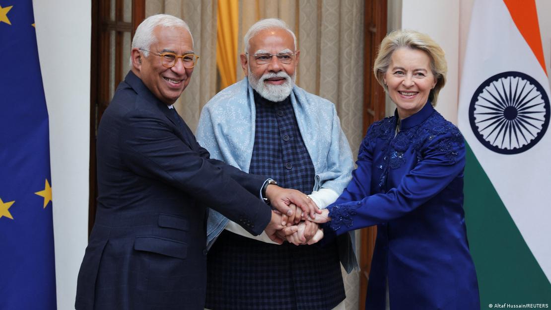 Von der Leyen, Costa und Modi colocan sus manos unas sobre las otras en Nueva Delhi, en la residencia Hyderabad.