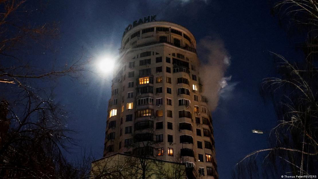 Un edificio de gran altura en Kiev del que sale humo, tras haber sido atacado por un dron ruso en la noche del 3 de febrero.