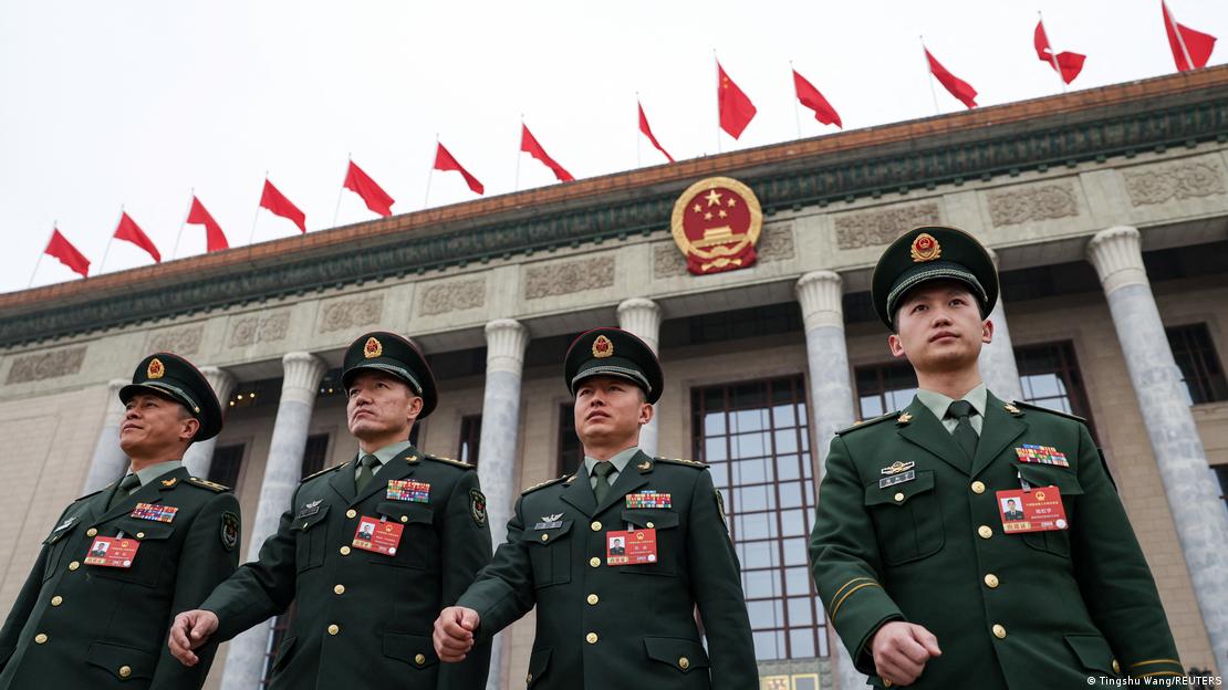 圖為今年3月中國全國人大會議期間,中國軍警站在北京人民大會堂外。(資料照) 圖為今年3月中國全國人大會議期間,中國軍警站在北京人民大會堂外。(資料照)