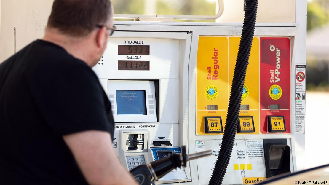 Una gasolinera en Los Angeles, EE. UU., y un hombre cargando gasolina.