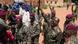 Miembros del ejército sudanés saludan a residentes en El Obeid (28.09.2025)