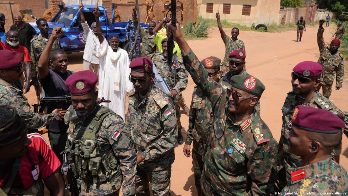 Miembros del ejército sudanés saludan a residentes en El Obeid (28.09.2025)