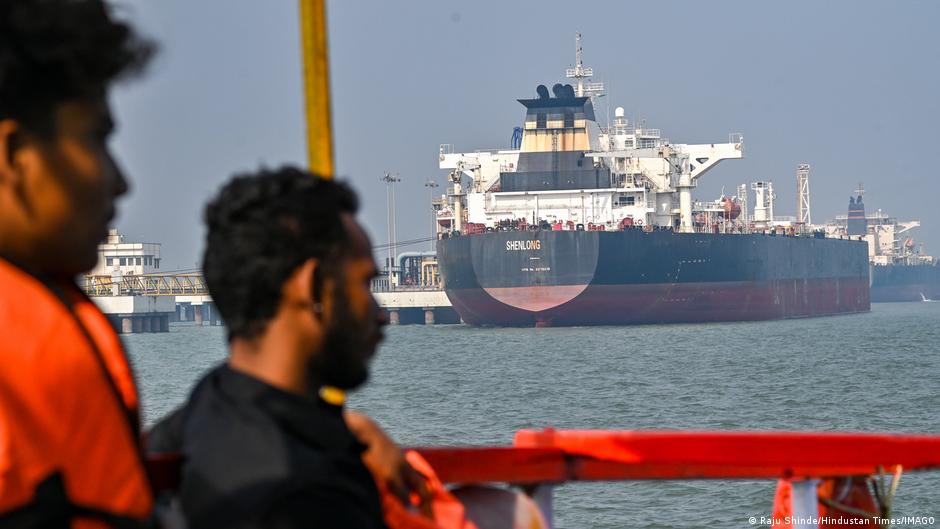 Trump Intensifies Pressure in Iran: Securing the Strategic Hormuz Strait