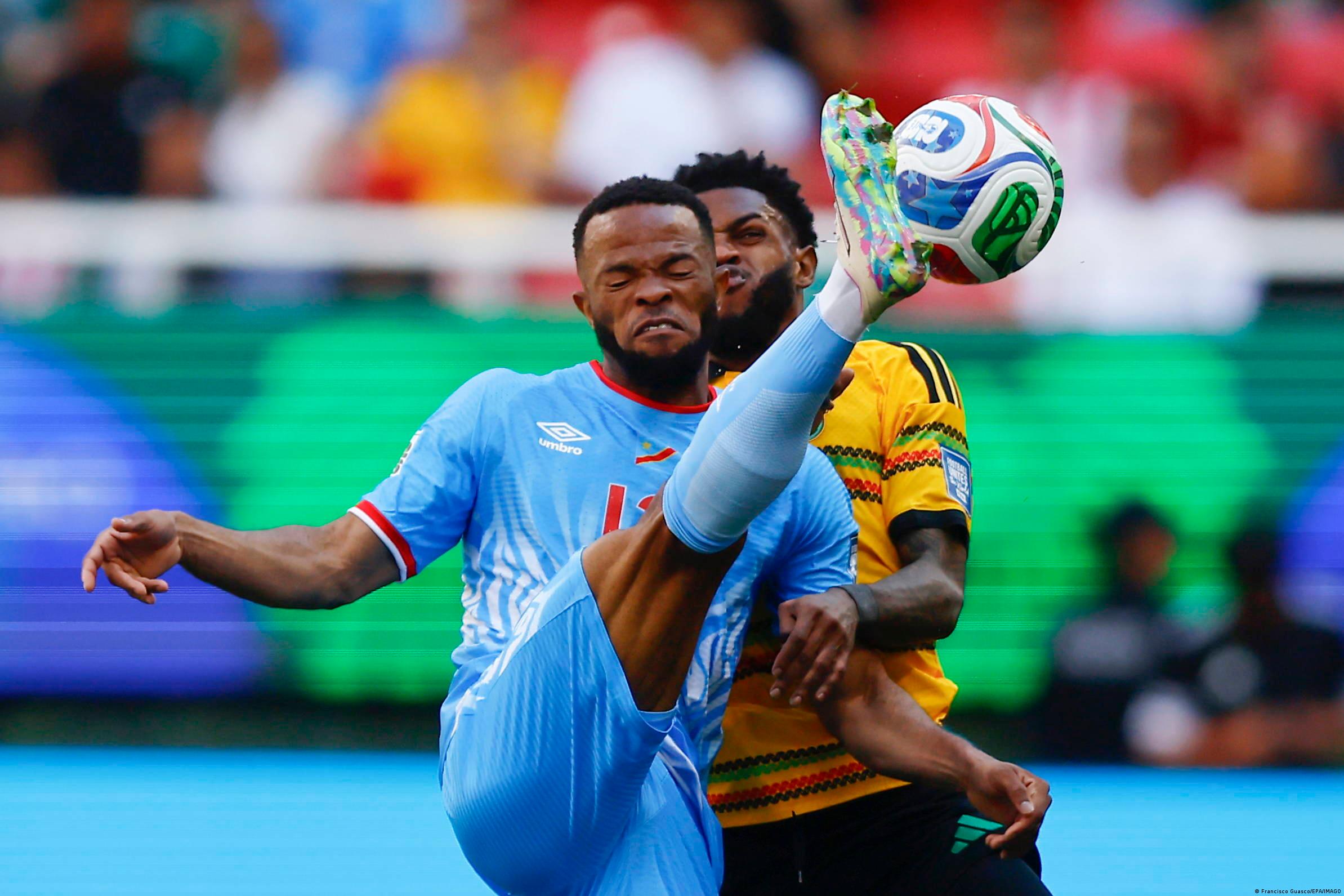 Meschack Elia (i). de RD Congo disputa el balón a Ronaldo Webster (d), de Jamaica, durante el partido de playoffs de la Copa Mundial de la FIFA 2026.