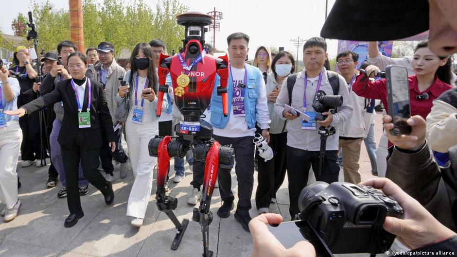 人形機器人首破人類半馬世界紀錄 北京亦莊賽事創新里程碑