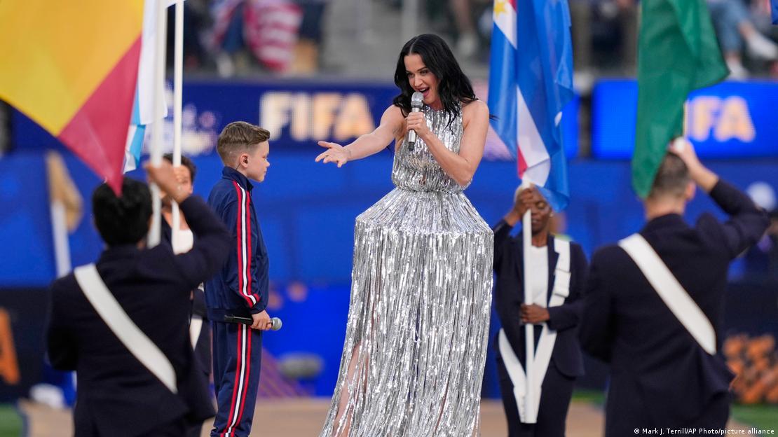 Katy Perry y Tius Luka actúan durante la ceremonia de apertura previa al partido de fútbol del Grupo D de la Copa Mundial entre Estados Unidos y Paraguay en Inglewood, California, cerca de Los Ángeles. (12.06.2026)