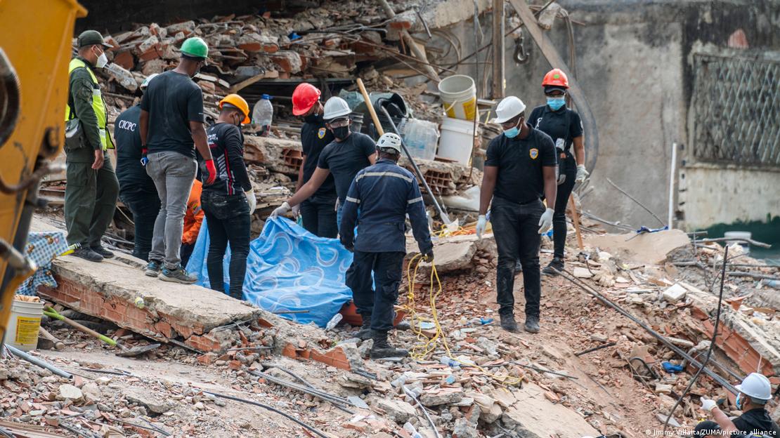 Bomberos, policía forense y rescatistas rodean el cuerpo de una víctima extraído este martes de los escombros del edificio Santa Rita, en la parroquia de San Bernardino, Caracas. (30.06.2026)