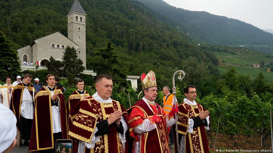 SSPX Defies Pope, Consacrates Bishops: A Look at the Traditionalist Catholic Group (2026)