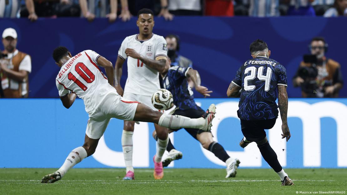 Enzo Fernández disparó. En segundos ese balón habrá superado la resistencia de Pickford.