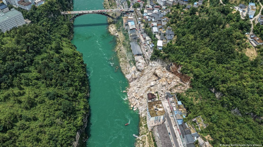 Foto aérea tomada con un dron muestra el lugar de un deslizamiento de tierra provocado por lluvias en un tramo del río Wujiang, en el municipio de Chongqing, en el suroeste de China.