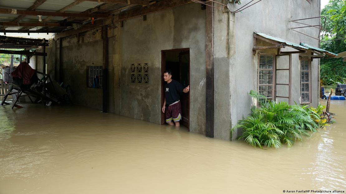 Un hombre se asoma a la puerta de una vivienda inundada en Bagon Silangan, Quezon City, Filipinas.