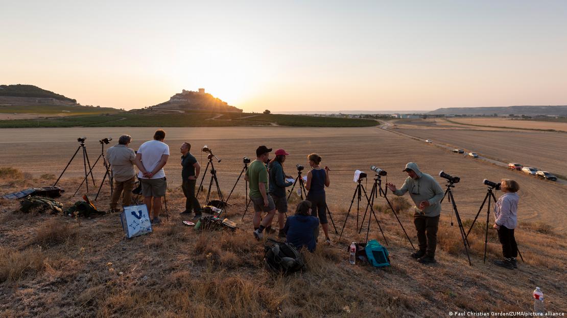 Peñafiel, España: varias personas apostadas con cámaras y telescopios para ver el eclipse total de sol del 12 de agosto de 2026.