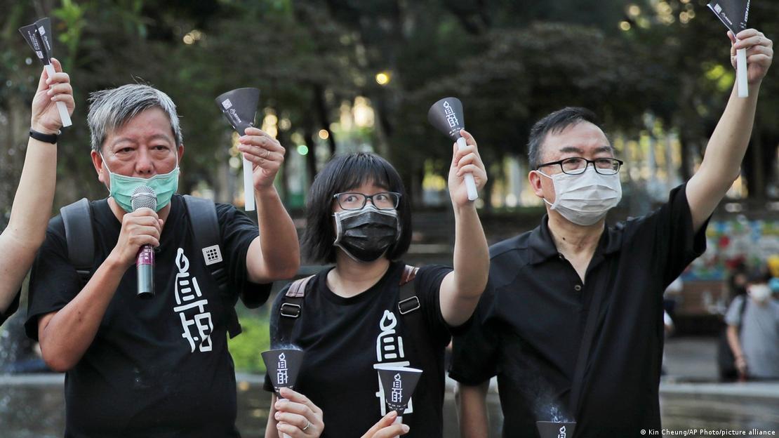 圖為支聯會成員李卓人（左1）、鄒幸彤（左2）與張文光（右1）