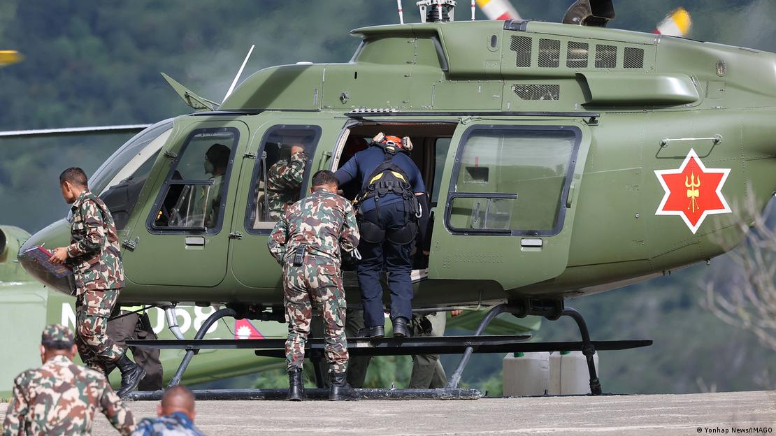 Equipo de rescate surcoreano sube a un helicóptero para buscar a desaparecidos tras las inundaciones en Nepal. (1.09.2026).