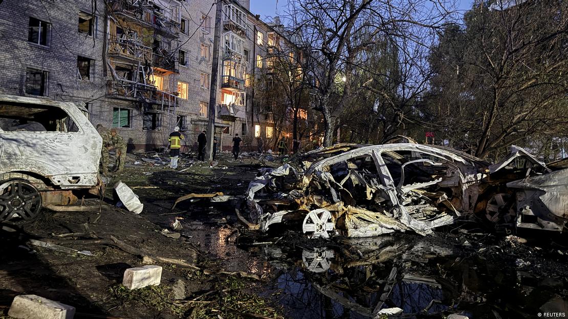 Automóviles destruidos y edificios bombardeados por Rusia en Borispil, Ucrania. (1.09.2026).