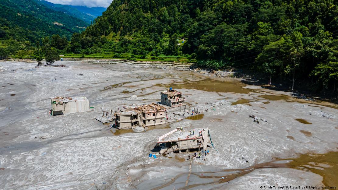 Casas bajo el agua y masas de agua en las inundaciones en Nepal. (31.08.2026).
