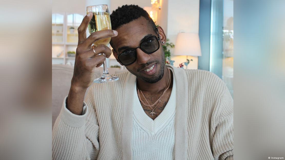 Oemis Romagoza Durruthy, alias "Dios", profesor de baile y sospechoso de sabotaje en Europa, con una copa de champaña en la mano. (Foto de Instagram).