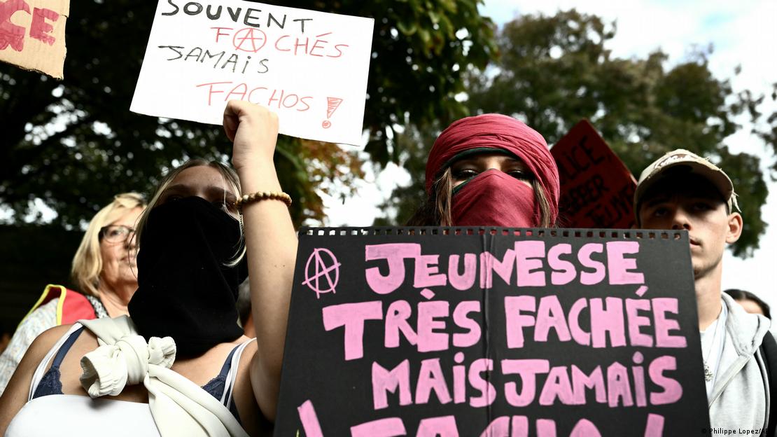 Protesta de escolares de secundaria en Bordeaux: una persona lleva un cartel que dice "Gente joven muy enojada, pero jamás fascistas".