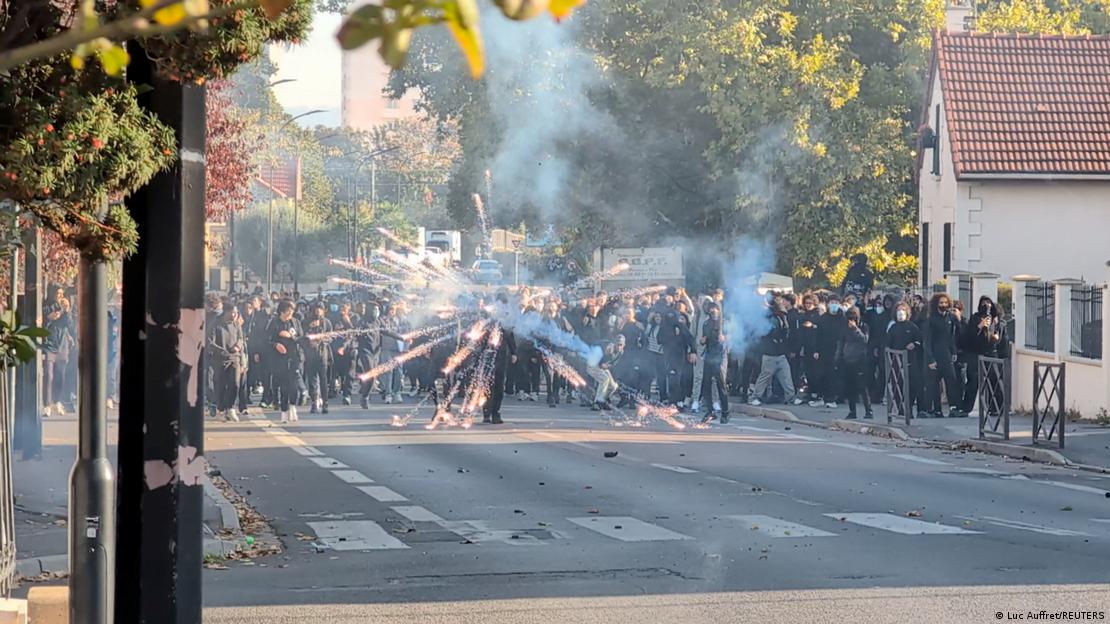 Un manifestante enciende material pirotécnico durante los enfrentamientos con la Policía en Sartrouville, en protestas estudiantiles. (5.10.2026).