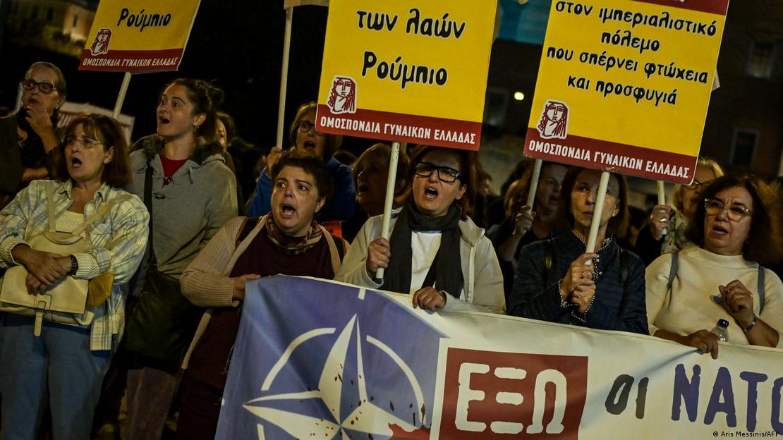 Un grupo de personas protestan con pancartas en Atenas frente al Parlamento griego contra la visita de Marco Rubio. (6.10.2026). Un grupo de personas protestan con pancartas en Atenas frente al Parlamento griego contra la visita de Marco Rubio. (6.10.2026).