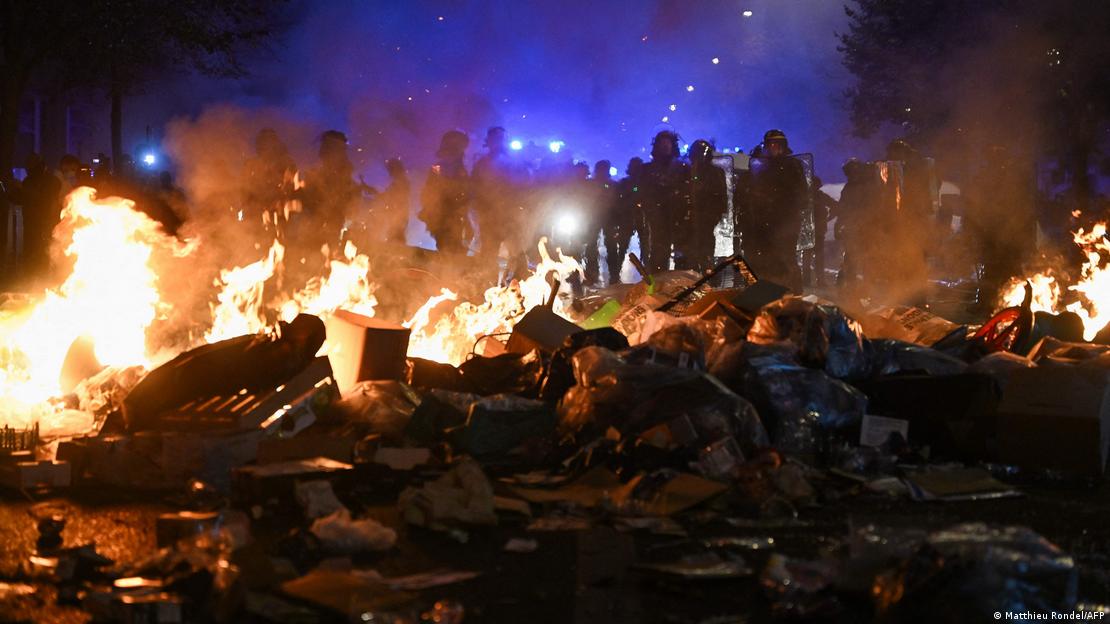 Francia, París 2026 | Policías tras un fuego cerca de la plaza de la República, en París.