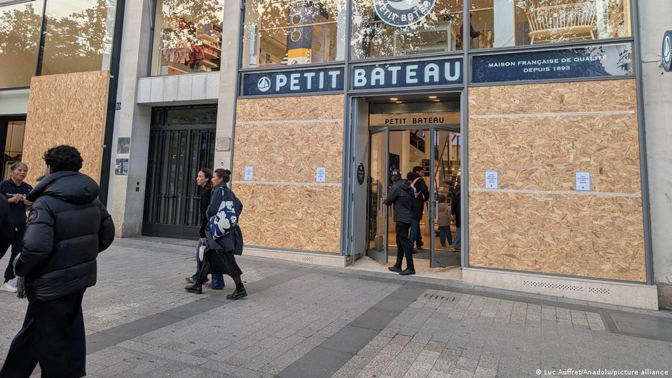 Pariz se spremio za proteste ovog vikenda - mnogi izlozi su sada zaštićeni