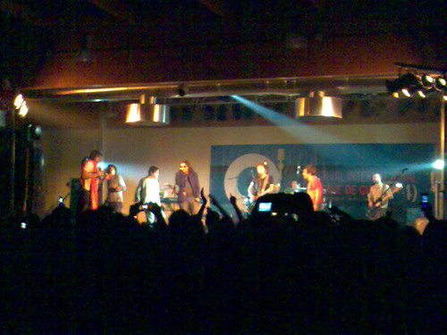 Quique gonzalez, pereza e iván ferreiro en un momento del concierto