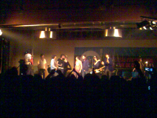 Todo el grupo saludando