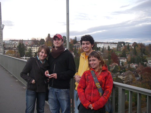 Parte del grupo sobre un puente de Berna