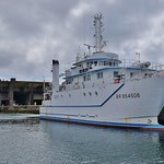 L' ANTEA, navire de l' IFREMER devant la Base sous marine allemande, la Pallice, La Rochelle