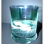 ein Glas kaltes Wasser