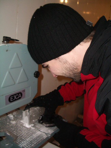Jorge cortando filetitos de hielo