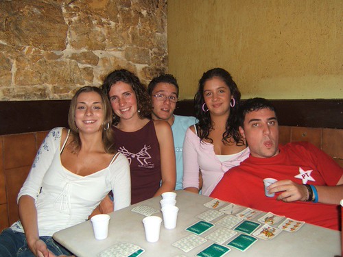 La mesa de la esquina...