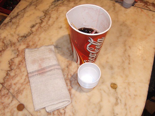 Un cachi, la balleta y vasos