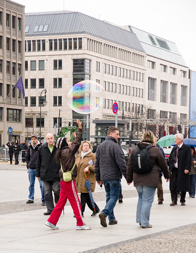 Mergaitė ir burbulas