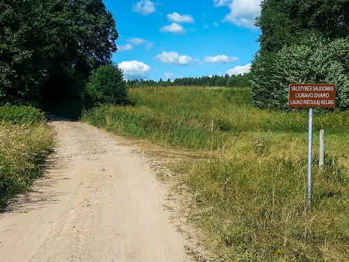 Liubavo dvaro lauko riedulių kelias