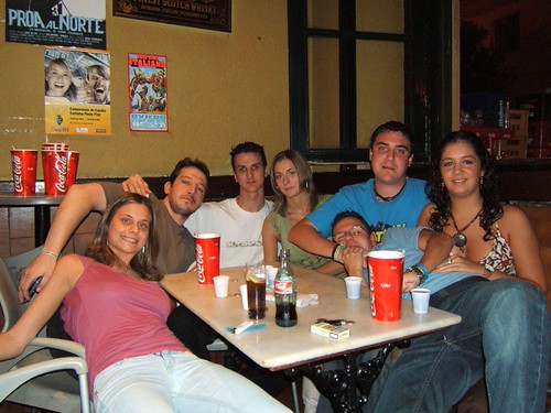 Gran parte del grupo en la mesa de la esquina