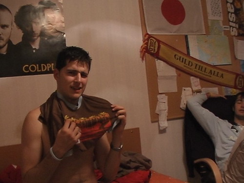 Raul poniendose la camiseta