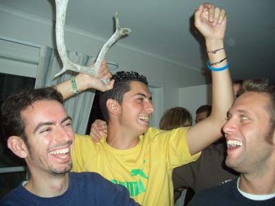 De fiesta con un cuerno de reno