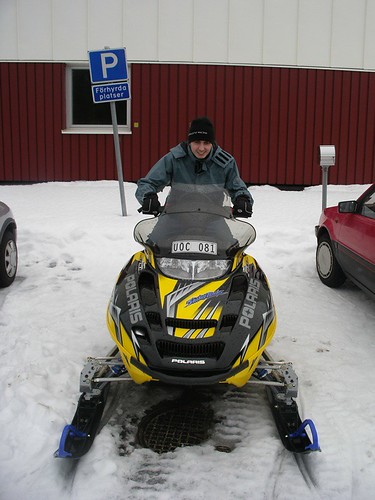 Montado en la snowmobile