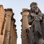 Estatua de Rams&eacute;s II, Templo de Am&oacute;n, Luxor, Egipto