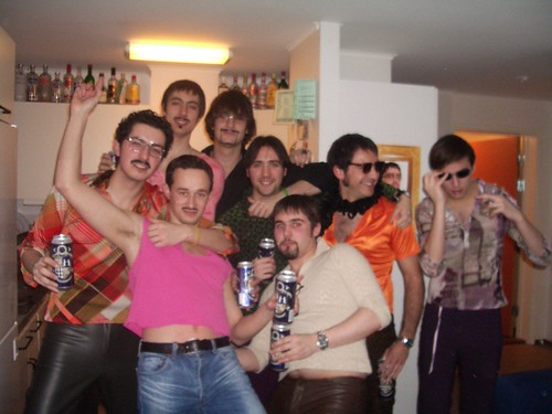 El grupo de Bjorkskataneros disfrazados