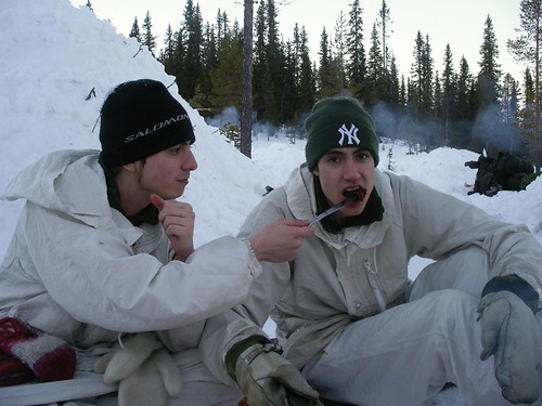 Yo dando de comer a Michi