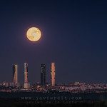 Las Cuatro Torres y La Luna