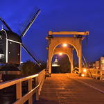 Rembrandtbrug en molen De Put bij avond.