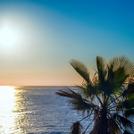 Le soleil se couche majestueusement sur l'horizon, embrassant la mer d'une lueur dor&eacute;e, tandis que la lumi&egrave;re dansante refl&egrave;te la s&eacute;r&eacute;nit&eacute; &eacute;ternelle de la nature. Provence-Alpes-C&ocirc;te-d'Azur.