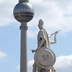 Athena blickt auf den Fernsehturm | Athena's looking at the TV tower