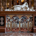 Residenz M&uuml;nchen: Antiquarium, Liegende Skulptur auf Sockel illusionistischem Steinintarsienbild - Munich Residence: Antiquarium, Reclining sculpture on a pedestal with an illusionistic stone inlay image