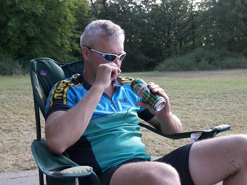 Hori egy szomjas darazsat piszkál ki a sörébõl